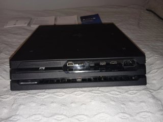PlayStation 4 Pro (PS4 Pro) de 1 TB y mando
