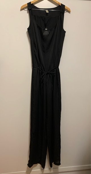 Mono negro sedoso espalda descubierta