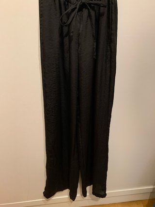 Mono negro sedoso espalda descubierta