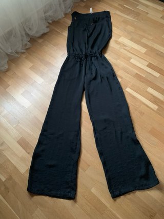 Mono negro sedoso espalda descubierta