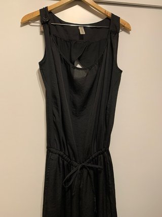 Mono negro sedoso espalda descubierta