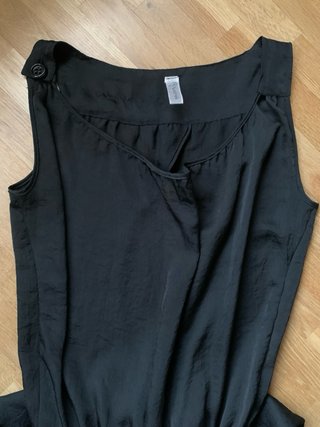 Mono negro sedoso espalda descubierta
