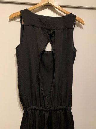 Mono negro sedoso espalda descubierta