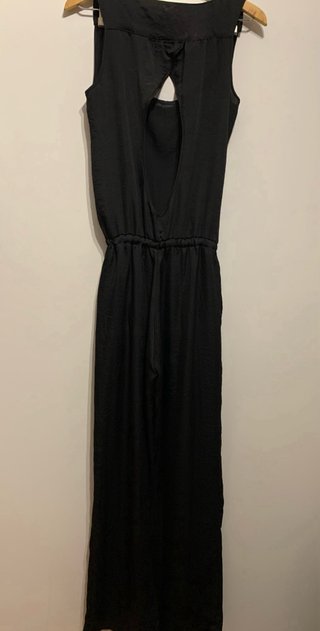Mono negro sedoso espalda descubierta