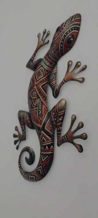 Lagarto de metal con relieve