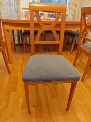 Silla de madera con funda gris