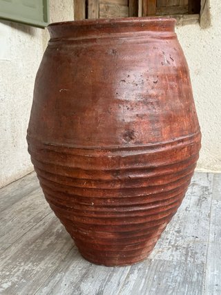 Tinaja antigua de barro