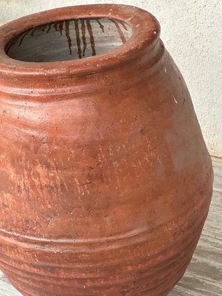 Tinaja antigua de barro