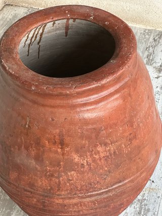 Tinaja antigua de barro
