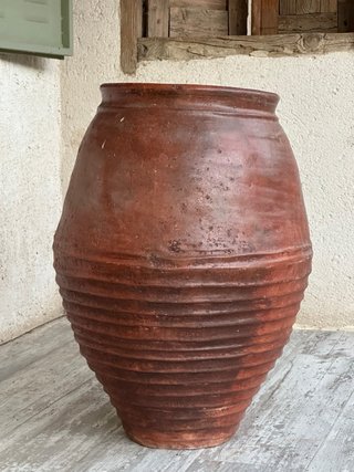 Tinaja antigua de barro