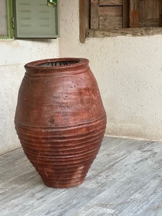 Tinaja antigua de barro