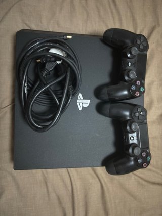 PS4 Pro 1TB + 2 mandos + cables