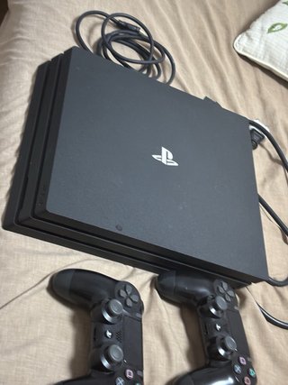 PS4 Pro 1TB + 2 mandos + cables