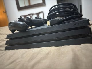 PS4 Pro 1TB + 2 mandos + cables