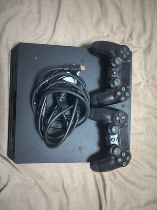 PS4 Pro 1TB + 2 mandos + cables