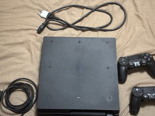 PS4 Pro 1TB + 2 mandos + cables