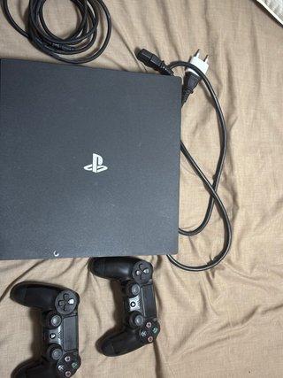 PS4 Pro 1TB + 2 mandos + cables