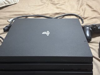 PS4 Pro 1TB + 2 mandos + cables