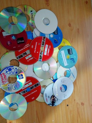 Lote de 20 Discos CD y DVD Variados