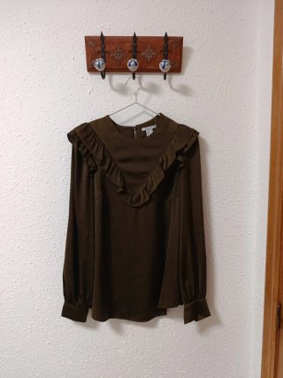 Camisa verde de satén con volantes