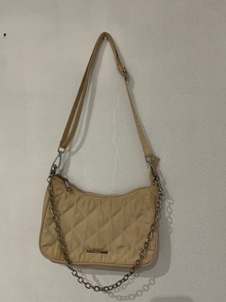 Bolso beige acolchado con cadena