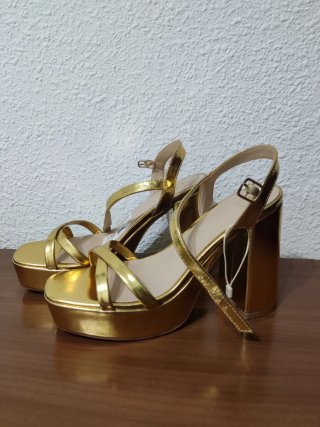 Tacones dorados plataforma y tacón grueso.