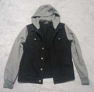 Chaqueta con capucha combinada