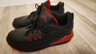 Zapatillas Jordan Max Aura 5 Negro y Rojo