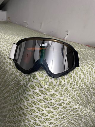 Casco de esquí blanco  Se regalan gafas esquí
