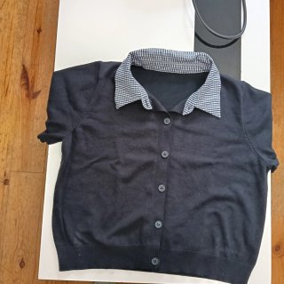 Blusa negra con cuello estampado