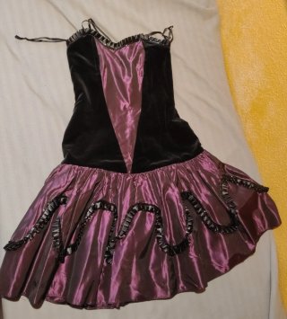 Vestido morado y negro con terciopelo,tul y forro