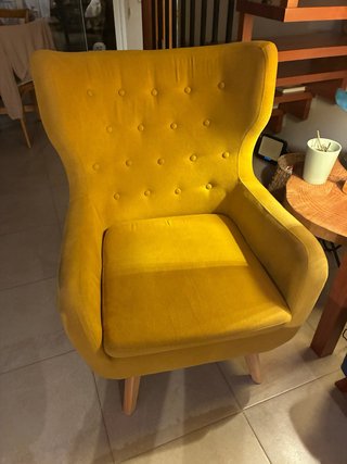 Butaca amarilla de tela