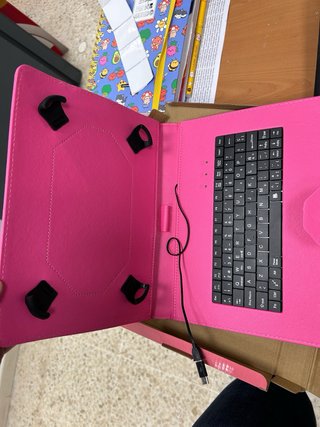Custodia per tablet con tastiera rosa