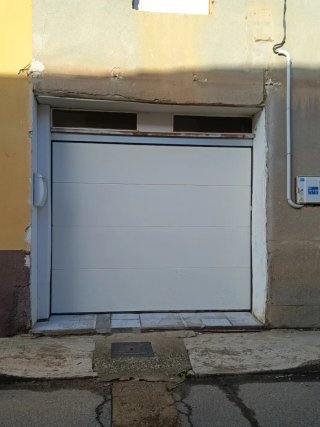 Puerta de garaje seccional motorizada