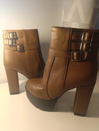 Botas de tacón marrones con plataforma