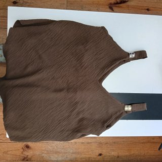 Blusa Marrón con Detalles en Tirantes