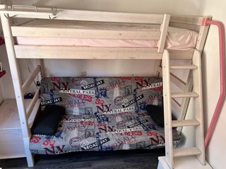 Habitación juvenil litera sofá cama