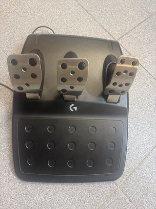 Volante Logitech G923 con pedali per PS5/PS4/PC