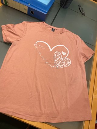 Camiseta Rosa con Estampado de Corazones