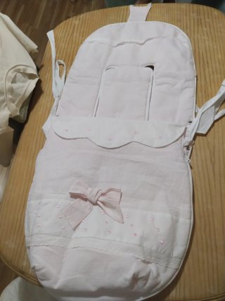 Sacó de silleta rosa con lazo