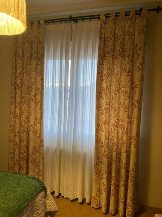 Cortinas Peñalver tela beige y rojo