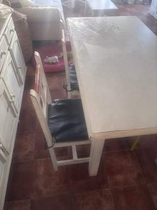 Mesa de madera con 4 sillas
