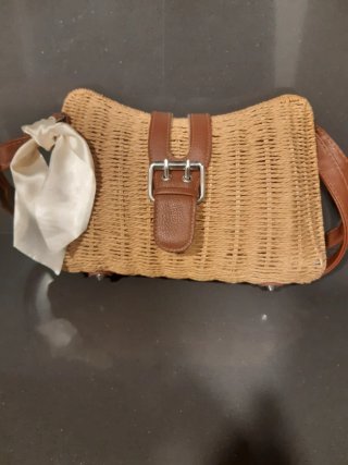 Bolso de hombro beige y marrón