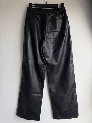Pantalón efecto piel Zara