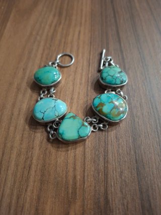 Pulsera antigua de plata y piedras verdes