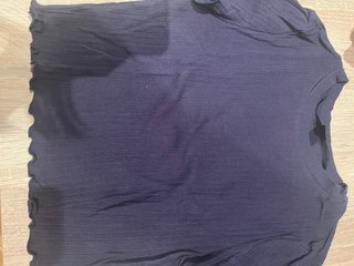 Camiseta azul marino/ violeta de manga corta