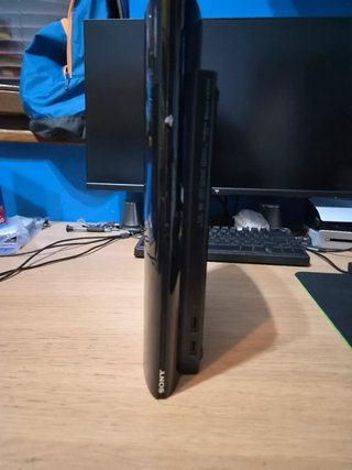 PS3 Super Slim 12GB con controller cavi e libretti
