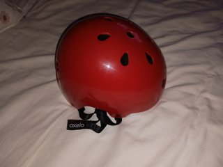 Monopatín y Casco Rojo Infantil