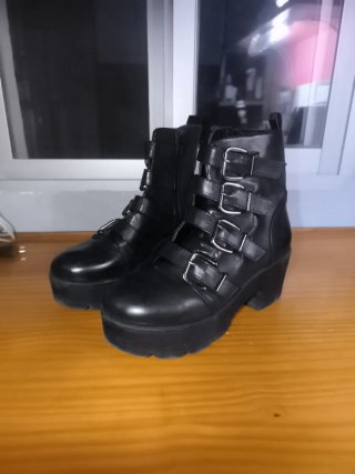 Botines Negros con Hebillas