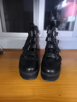Botines Negros con Hebillas